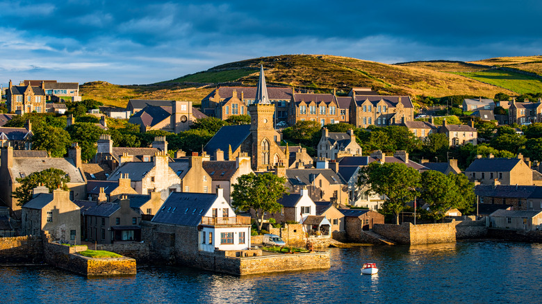 Bâtiments à Stromness à l’heure d’or