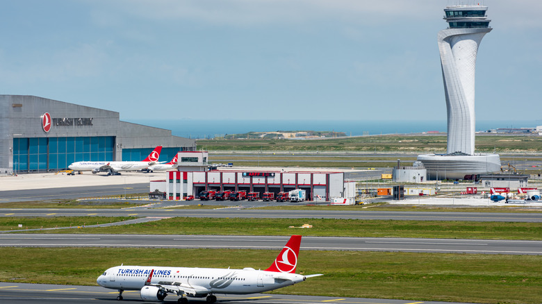 La piste de vol, la tour de contrôle du trafic aérien et l'aéroport international d'Istanbul