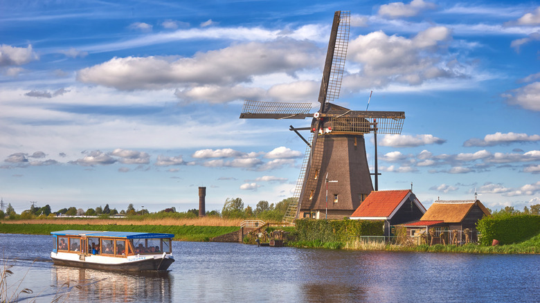 Des croisières panoramiques en bateau emmènent les visiteurs devant les moulins à vent de Kinderdijk