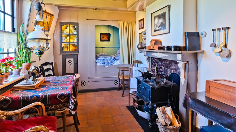 Une vue intérieure des quartiers d'habitation du moulin du musée de Nederwaard