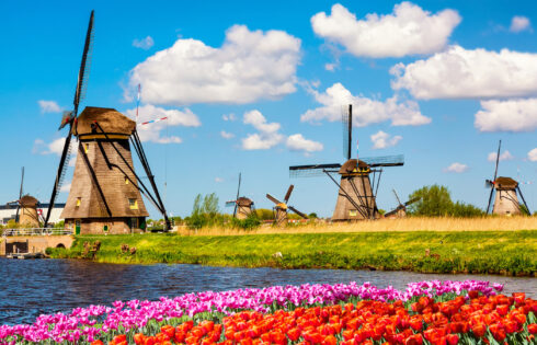 Pris en sandwich entre Amsterdam et Bruxelles se trouve un charmant village plein de moulins à vent et de fleurs sauvages