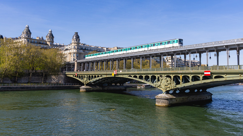Le métro traversant la Seine à Paris