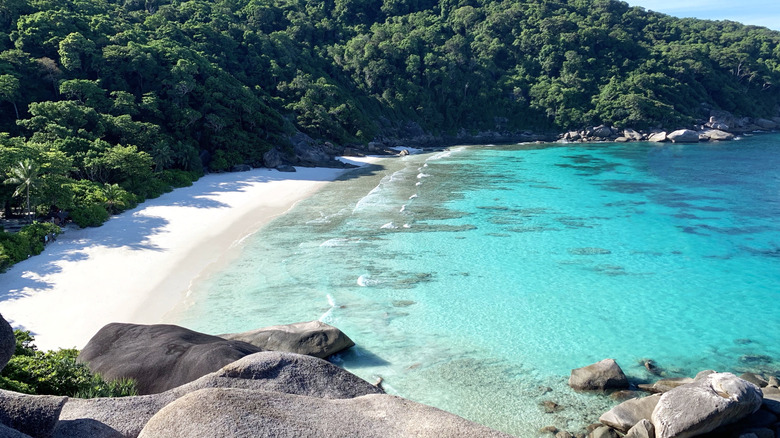 Une plage de sable blanc sur l'île de Koh Lanta