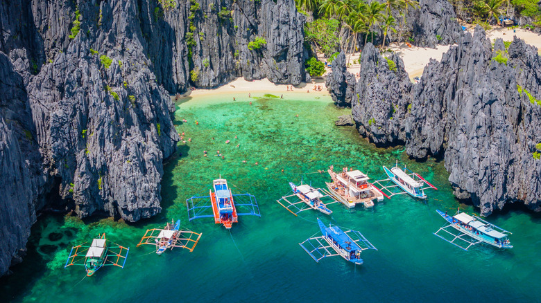 Bateaux ancrés dans un lagon de Beach Cove à El Nido, Palawan, Philippines