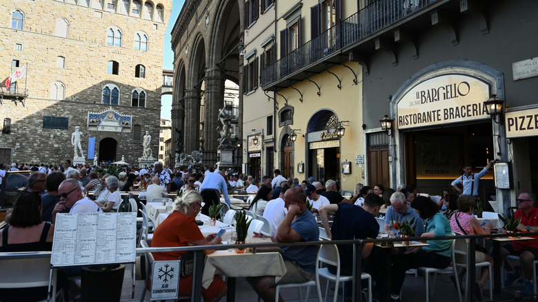 Repas en plein air sur la Piazza della Signoria à Florence, Italie