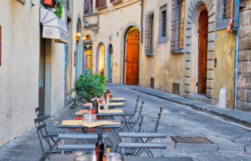 Cette ville italienne très populaire pour les vacances a récemment interdit les repas en plein air