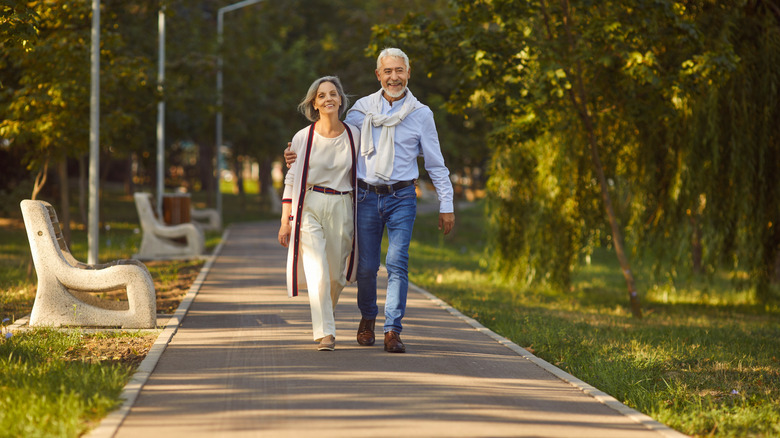 Heureux couple plus âgé marchant dans le parc