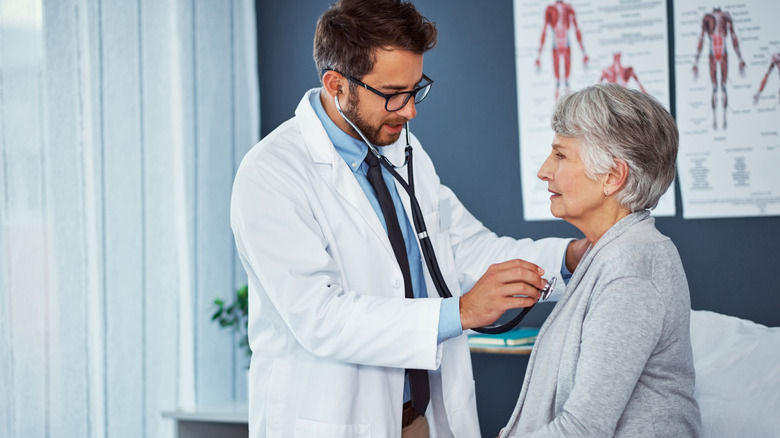 Médecin avec stéthoscope avec une femme âgée