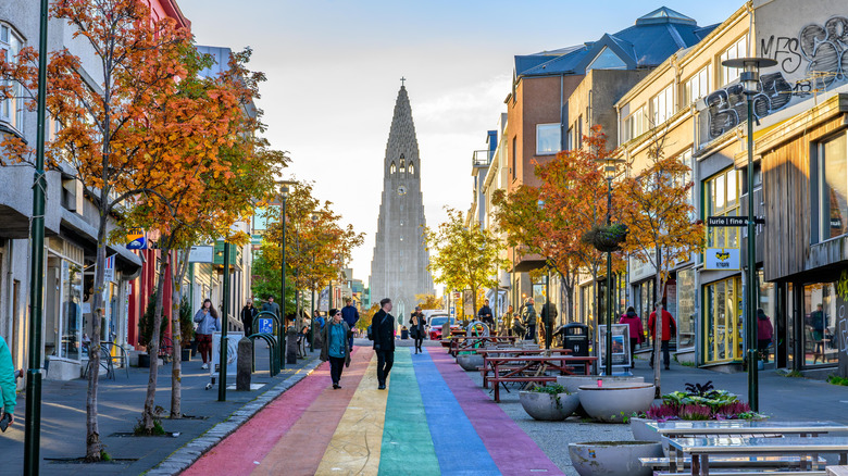 Piétons marchant sur la rue Rainbow de Reykjavík par une claire journée d'automne