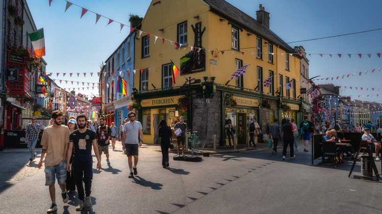 Touristes marchant dans les rues de Galway par une journée ensoleillée