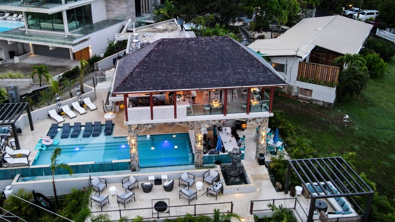 Vue aérienne de la piscine et du restaurant du Saint