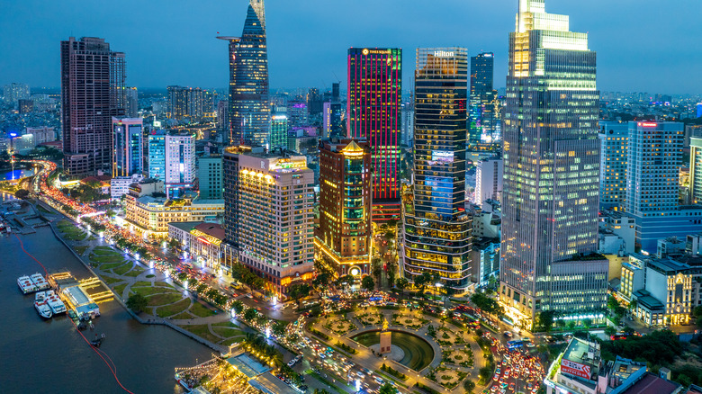 Paysage urbain de Ho Chi Minh ville la nuit