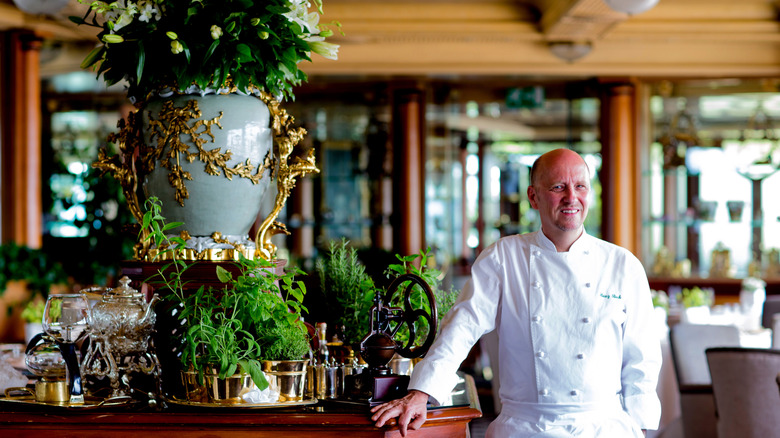 Le chef 3 étoiles Michelin Heinz Beck pose dans la salle à manger du restaurant La Pergola à Rome, Italie