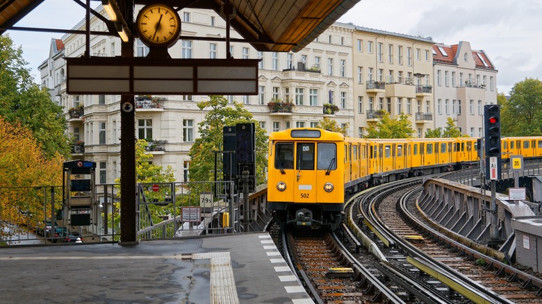 Rame de métro jaune à Berlin