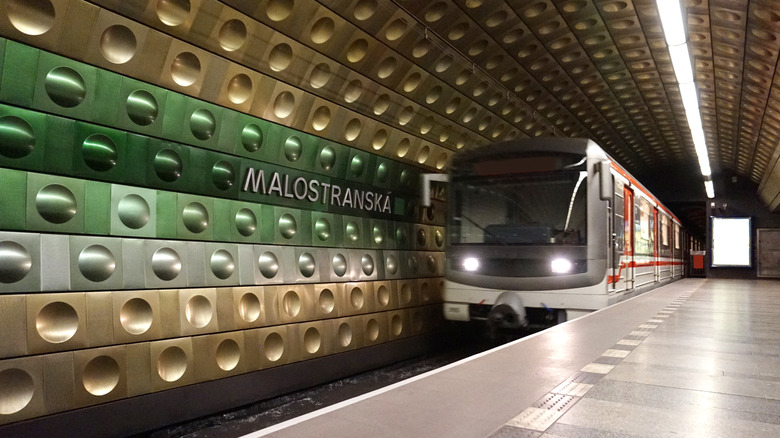 Voiture de métro arrivant à la gare de Prague