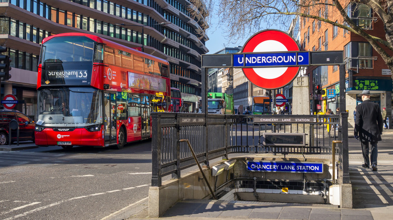 Bus à impériale de Londres et panneau de métro