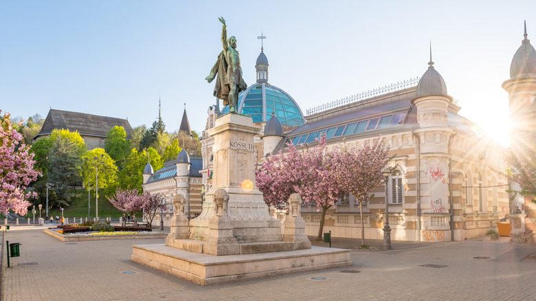 Statue de Lajos Kossuth sur la place Elizabeth, Miskolc, Hongrie
