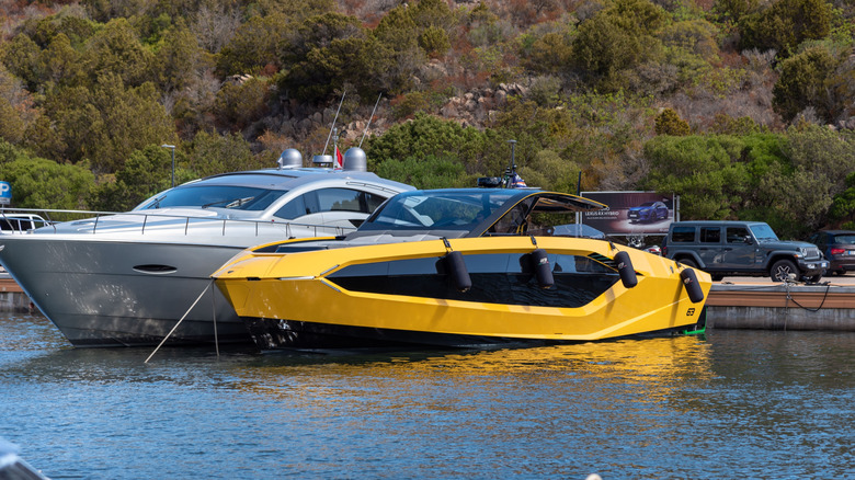 Un yacht Lamborghini amarré dans la marina d'Arzachena