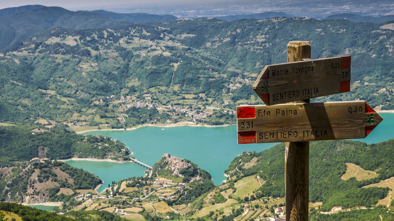 vue sur le Lago del Turano en Italie
