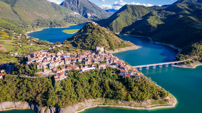 Castel di Torra sur le Lago del Turano avec les montagnes environnantes