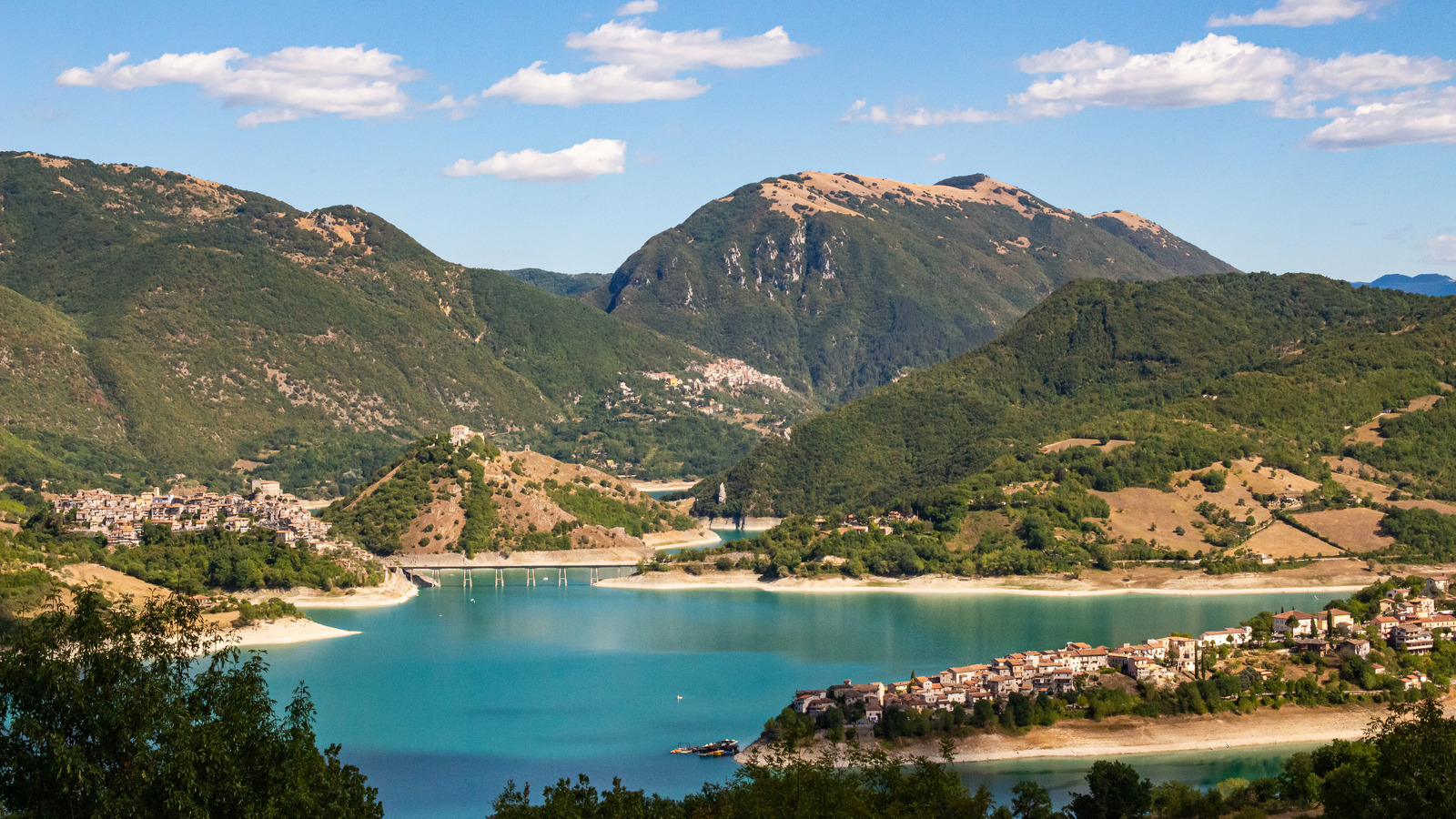 L'escapade sous le radar d'un lac italien est une excursion d'une journée au départ de Rome avec des villages médiévaux et des eaux cristallines