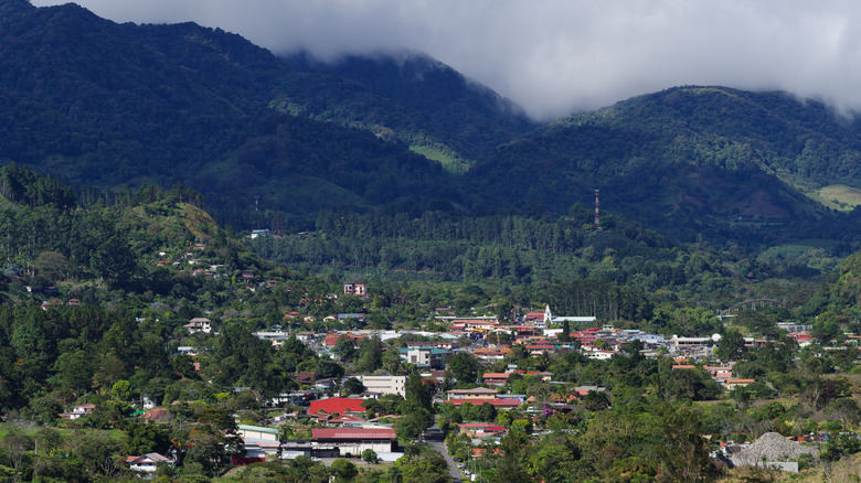Le centre-ville de Boquete, Panama, entouré de montagnes, vu d'en haut