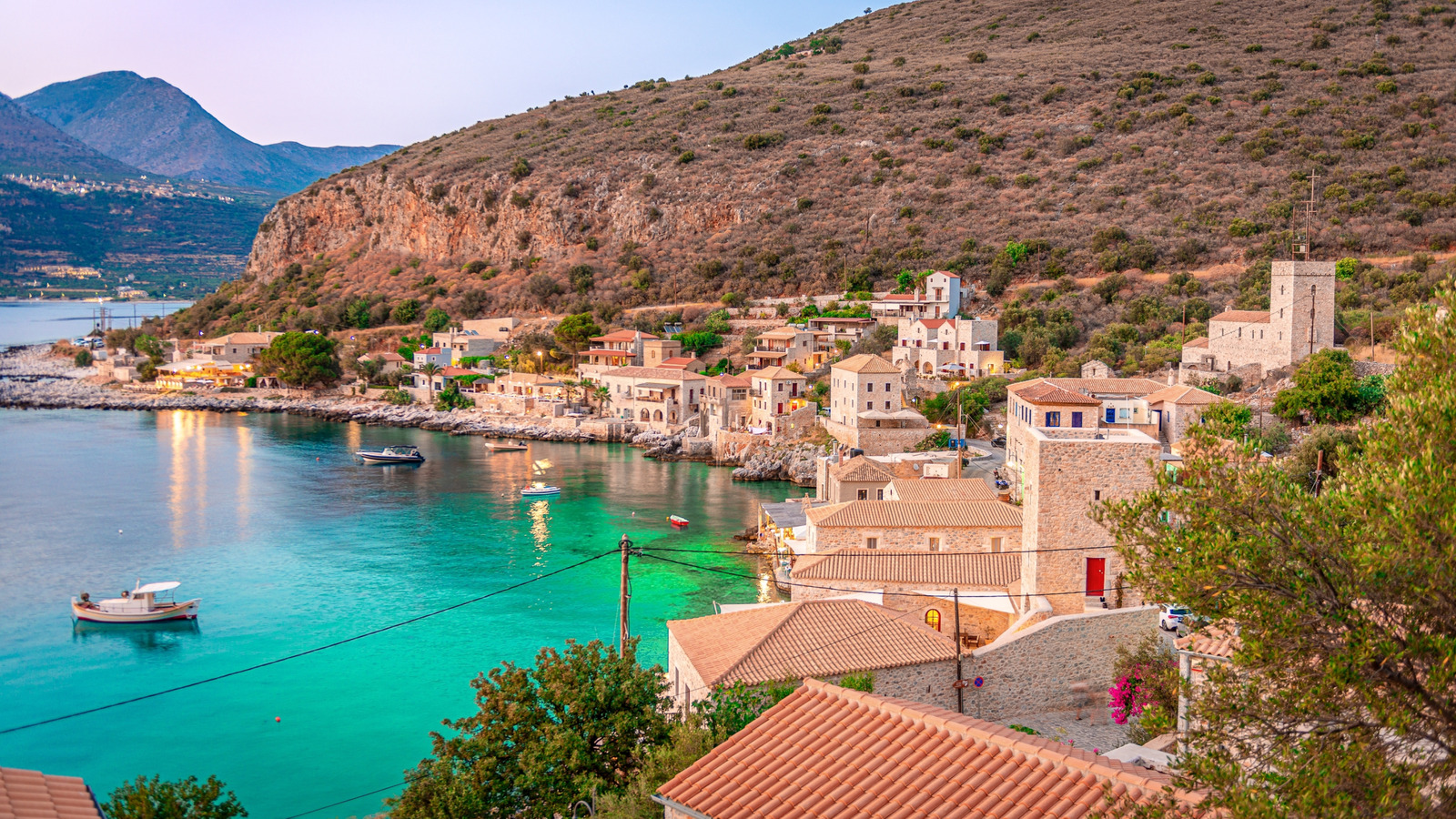 Évitez les foules estivales dans le village côtier grec avec une mer immaculée