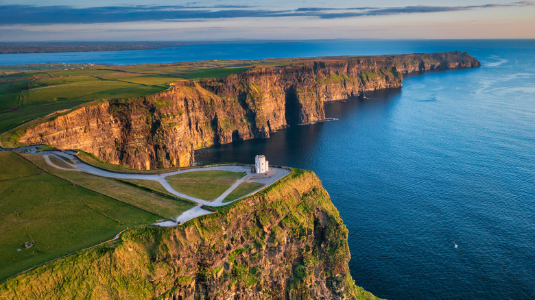 Une vue aérienne des falaises de Moher au coucher du soleil en Irlande