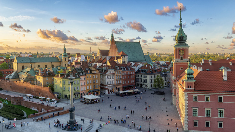 Une vue aérienne du centre historique de Varsovie, en Pologne, au coucher du soleil