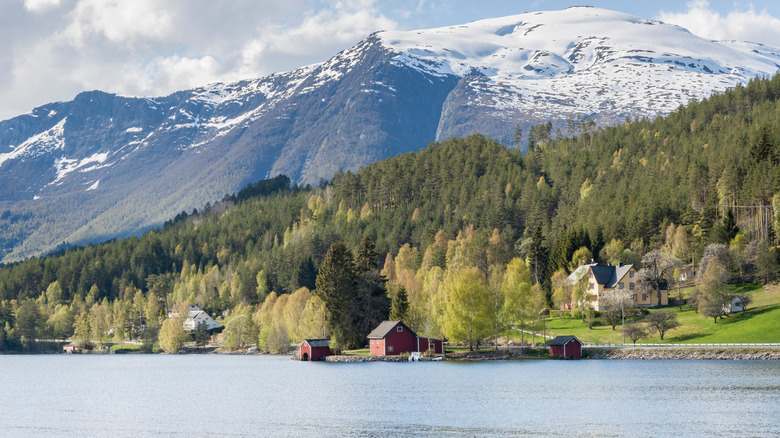 Montagnes verdoyantes et sommets enneigés entourant Hornindalsvatnet en Norvège