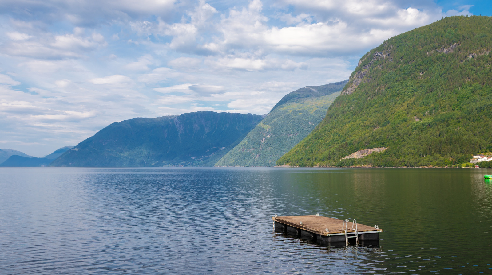 Le lac le plus profond d'Europe est une beauté cristalline en Norvège pour pêcher et faire de la randonnée avec un fond de montagne