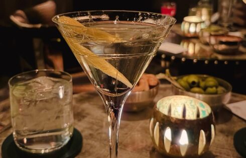 Le bar londonien préféré de Stanley Tucci est un salon légendaire de Mayfair avec un Martini primé