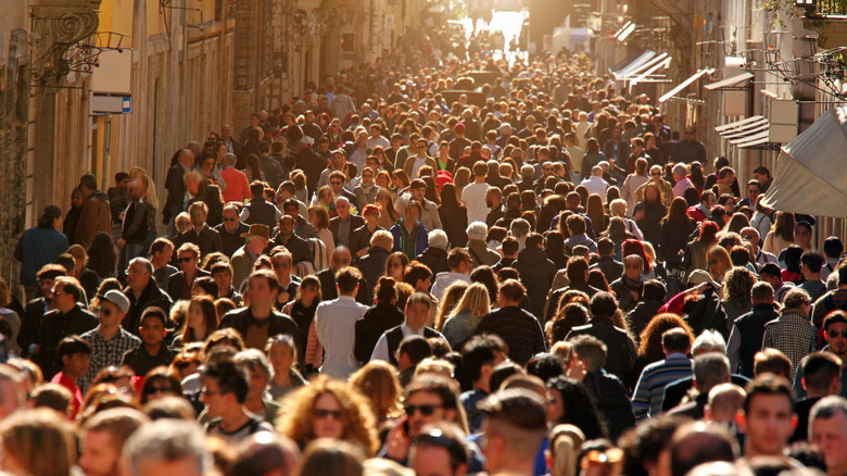 De grandes foules défilent dans les rues animées de Rome