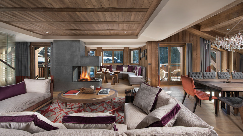 Image intérieure du salon et de la salle à manger de L'Appartement Les Neiges, la suite la plus grande et la plus chère du Fouquet's Courchevel.