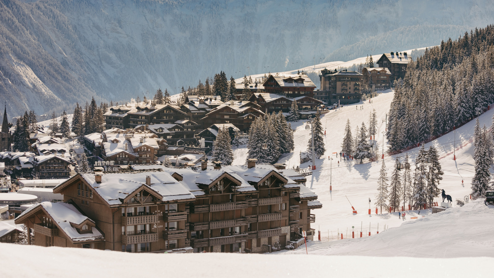 Cet hôtel de ski ultra haut de gamme situé à « Saint-Tropez sous la neige » offre un service de niveau palais