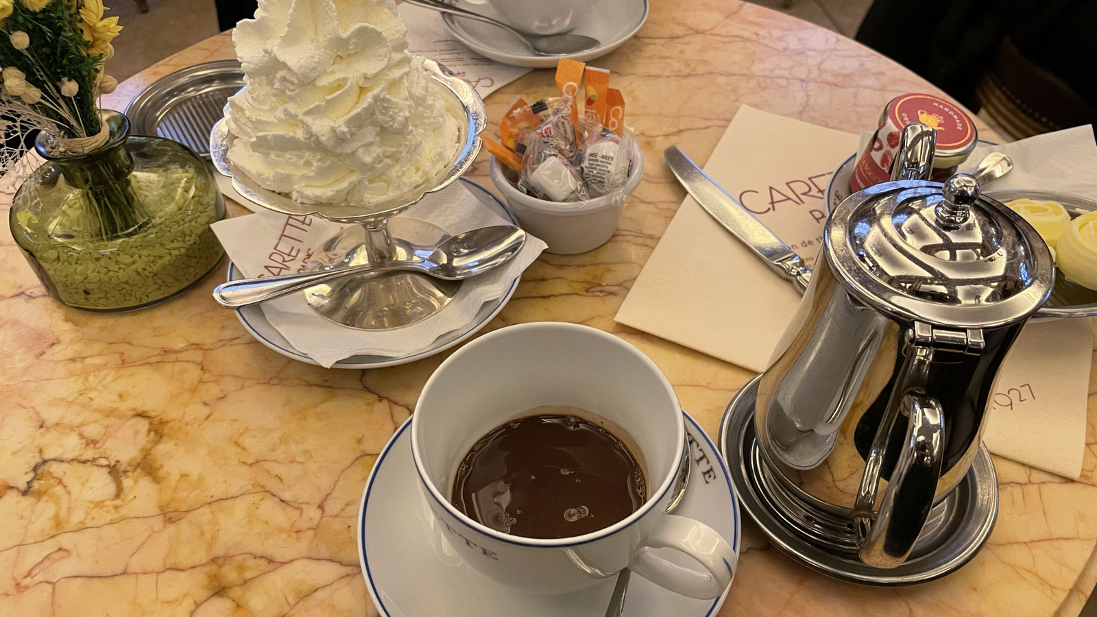 Le célèbre chocolat chaud parisien de TikTok en vaut-il la peine ? Voici ce que pensent vraiment les habitants