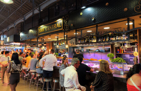 Les signes révélateurs à rechercher lors de la recherche d'un bar local en Espagne, selon Rick Steves