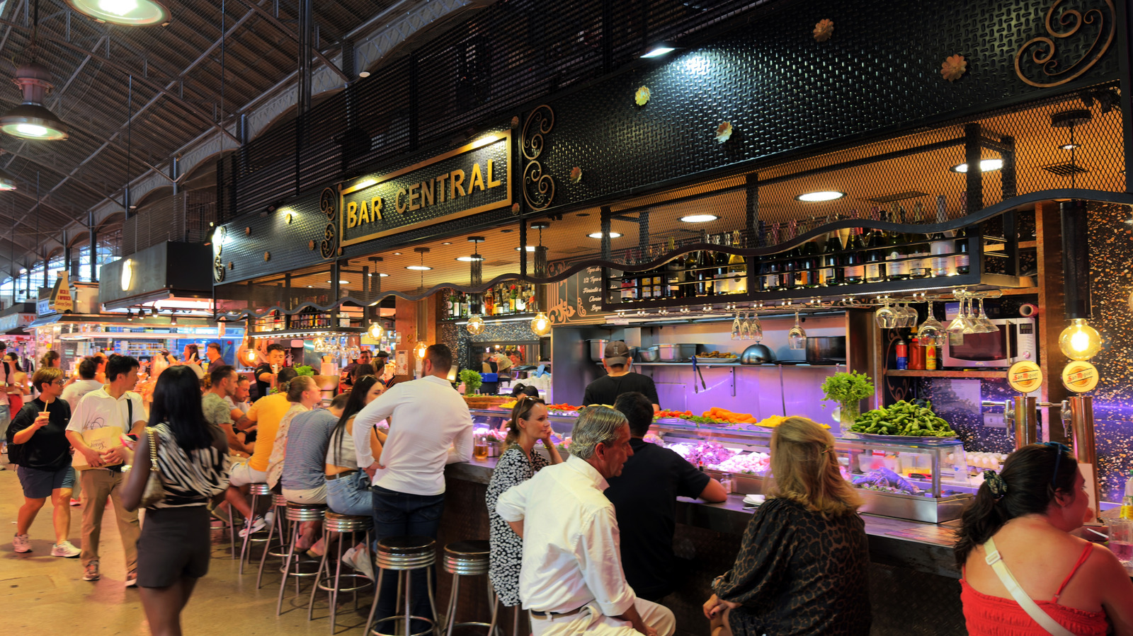 Les signes révélateurs à rechercher lors de la recherche d'un bar local en Espagne, selon Rick Steves