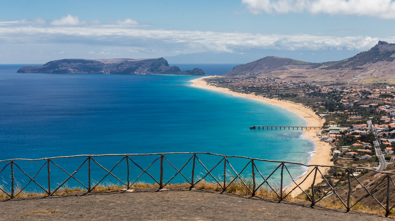 Vue depuis un point de vue sur l'île de Porto Santo surplombant le littoral