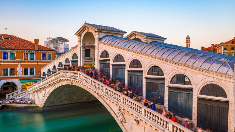 Le pont du Rialto à Venise, Italie