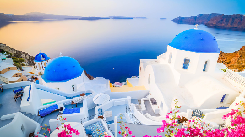 Photo de Santorin, en Grèce, face à l'océan d'en haut