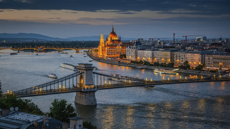 Vue sur les toits de Budapest le long du Danube la nuit