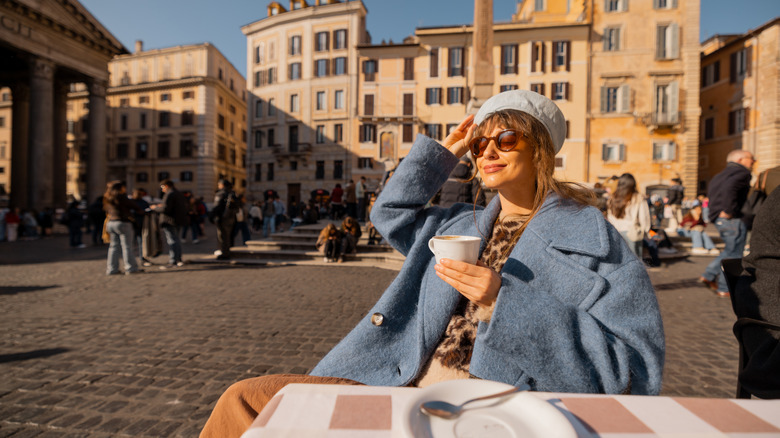 Femme appréciant un café à Rome