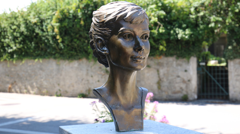 Buste d'Audrey Hepburn à Tolochenaz, Suisse