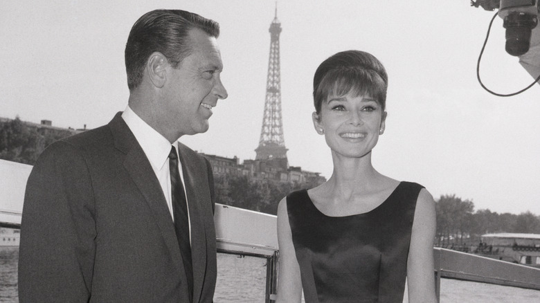 Audrey Hepburn et William Holden à Paris avec la Tour Eiffel en arrière-plan