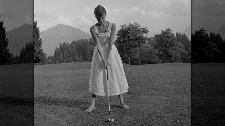 Audrey Hepburn joue au golf au Bürgenstock Resort en Suisse
