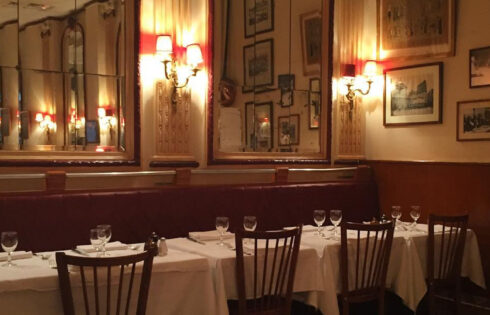 Le restaurant préféré de Julia Child à Paris est un joyau emblématique qui sert toujours une cuisine française sans fioritures, selon les critiques
