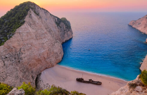 L'emblématique « plage des épaves » de Grèce est l'une des plus belles et des plus photographiées au monde