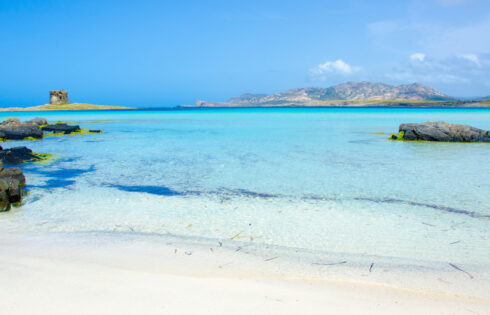 La meilleure plage d'Italie en 2026 possède des eaux peu profondes d'un bleu des Caraïbes, parfaites pour la baignade et la planche à voile