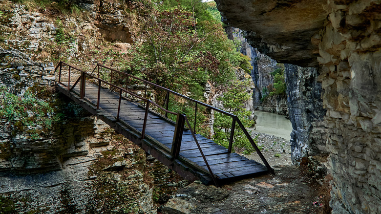 Un pont reliant les sentiers du canyon d'Osumi